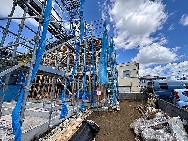 建築中の木造住宅の外観と周辺の様子