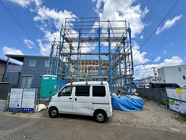 建築中の住宅外観と駐車可能なスペース
