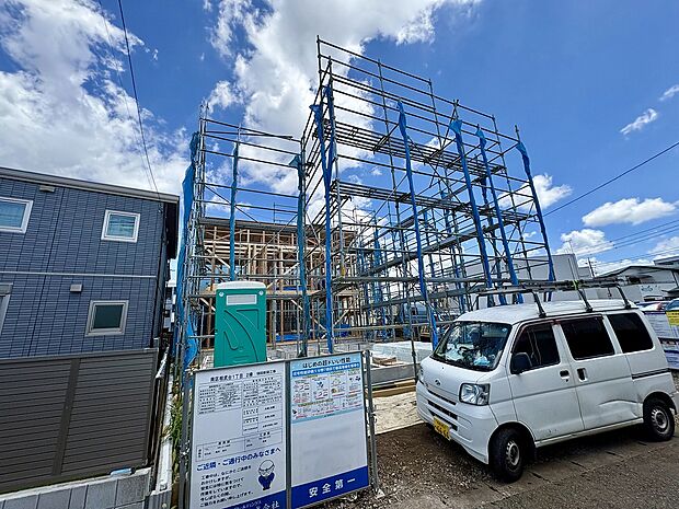 建築中の戸建て物件の外観と駐車スペース