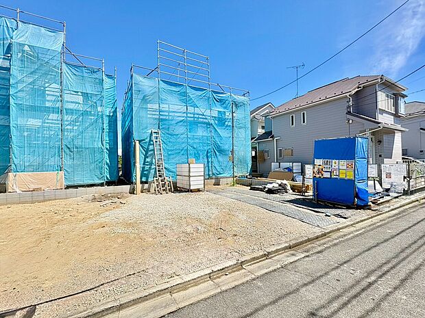 建築中の戸建て住宅の外観と前面道路の様子
