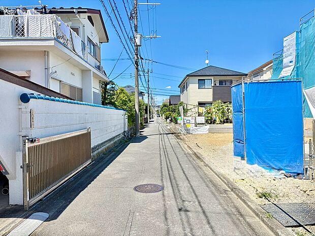 住宅街の静かな道沿いで、日当たりの良い周辺環境です