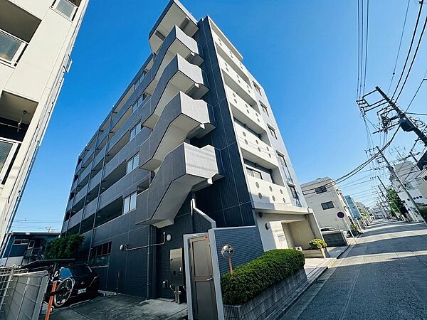 複数階建てのマンション外観、周囲は住宅街です