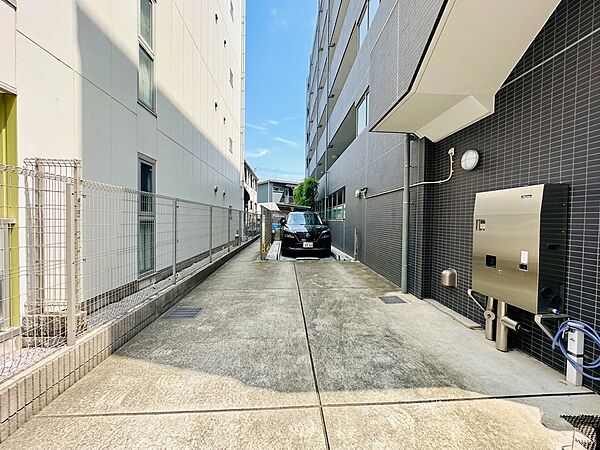 建物間の駐車スペースと通路の様子