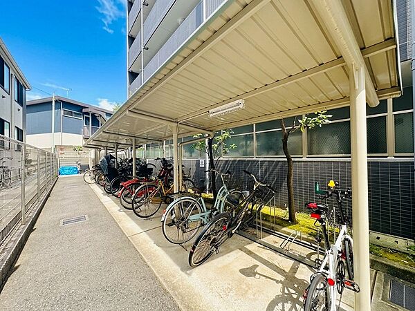 建物敷地内の屋根付き自転車置き場の様子です