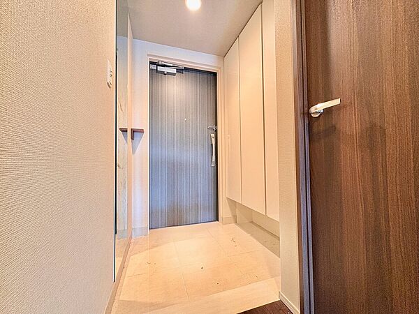 シンプルなデザインの玄関ホール