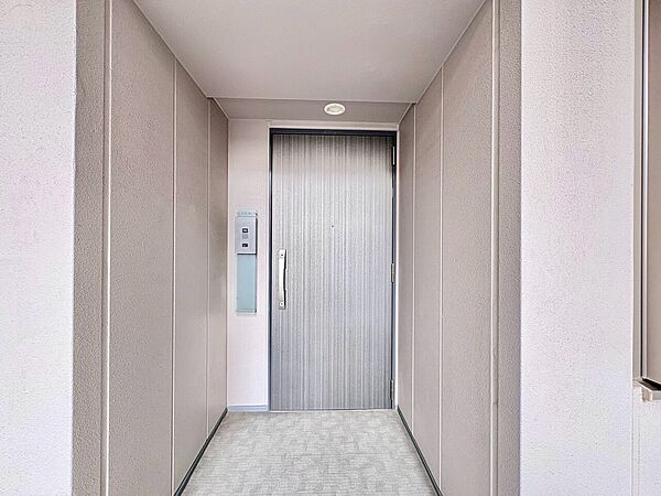 シンプルな共用エレベーターの入口の様子です