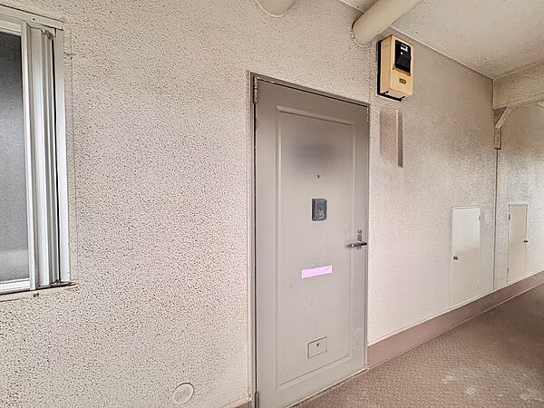 共用廊下に面した扉があるシンプルなエントランス部分