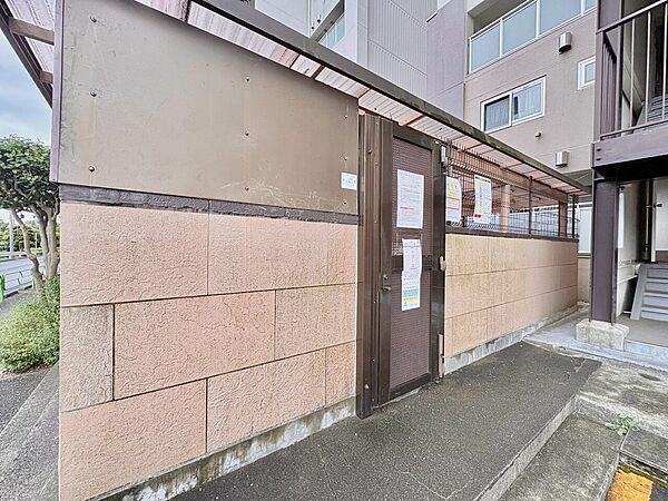 建物外壁と共用通路の様子を写した写真です