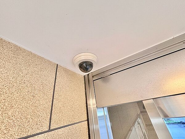 建物の入口近くに設置された防犯カメラの様子