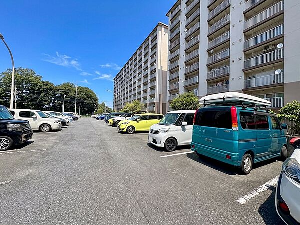 マンション敷地内の駐車場の様子