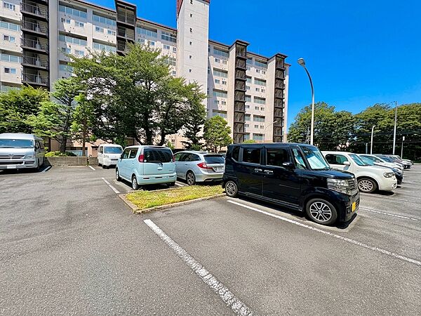 建物前に複数の駐車スペースがある集合住宅の駐車場です