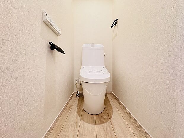 シンプルで清潔感のあるトイレ空間です