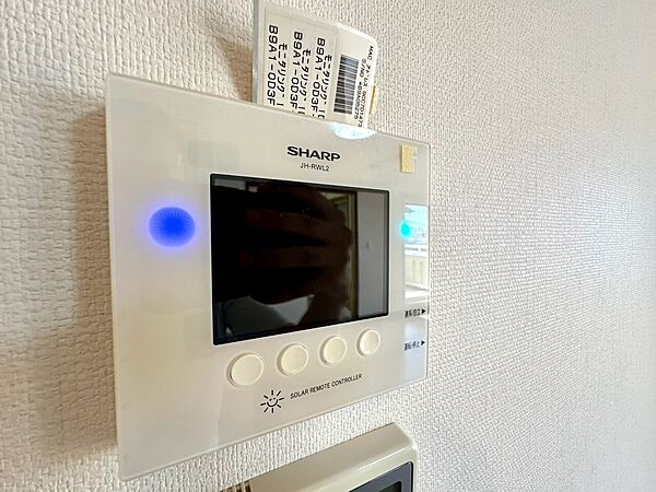 壁掛けタイプのモニター付きインターホン設備です