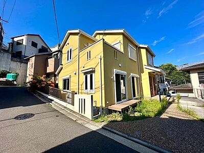 外観:角地に立つ2階建て住宅の外観と周囲の環境 外観:角地に立つ2階建て住宅の外観と周囲の環境