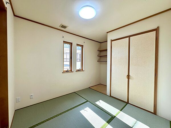 日差しが差し込む畳の和室です