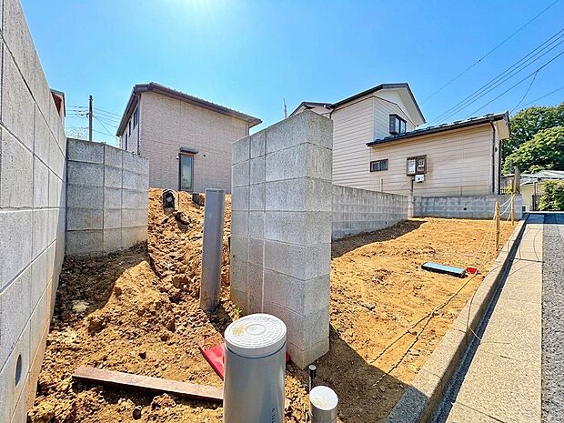 建築前の更地と隣家の間にある土地の様子