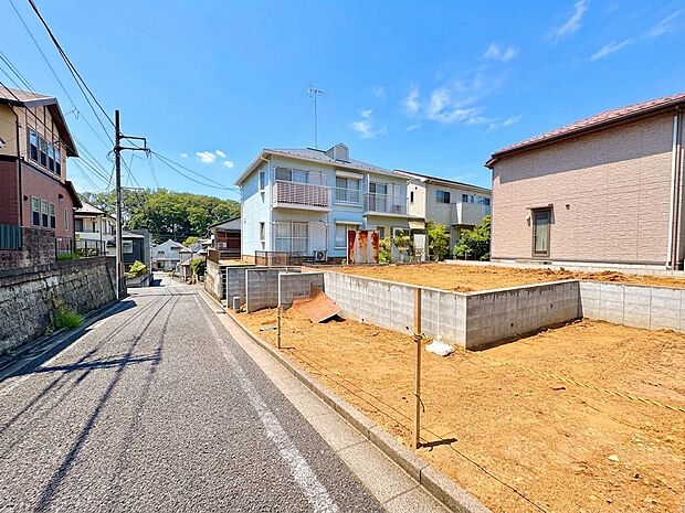 整地された土地と住宅が隣接する閑静な住宅街の風景です