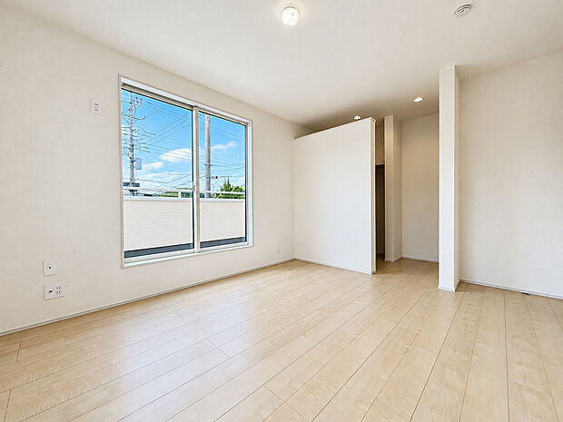 日当たりのよいお部屋はバルコニーへの出入りもできます