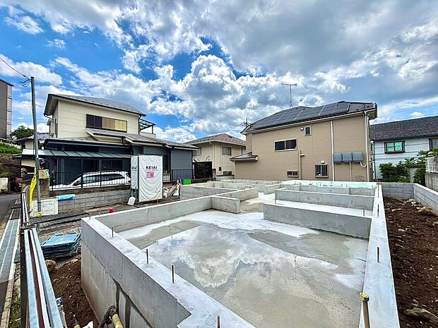 新築の基礎工事中の様子周辺は住宅街です