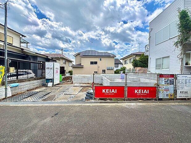 駐車場スペースが整った住宅地の一角の様子