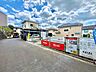 駐車場：住宅街にある駐車場とその周辺の街並み