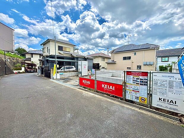 住宅街にある駐車場とその周辺の街並み
