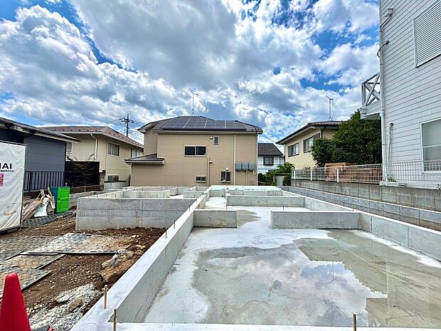 新築工事中の住宅地の土地と基礎部分の様子