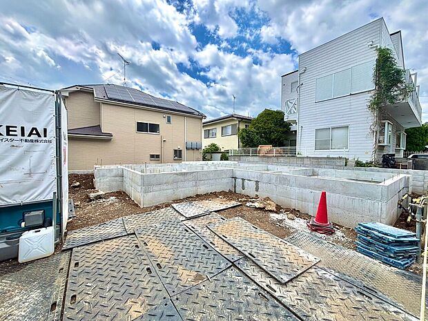 建築準備中の更地、周囲は住宅街です