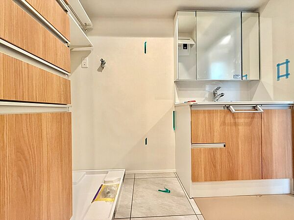 木目調の収納がある清潔感のある洗面スペース