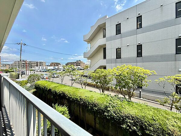 バルコニーから見た住宅街の眺望と緑の植栽