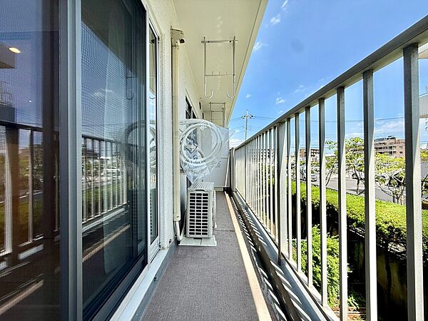 窓に面した手すり付きのバルコニー