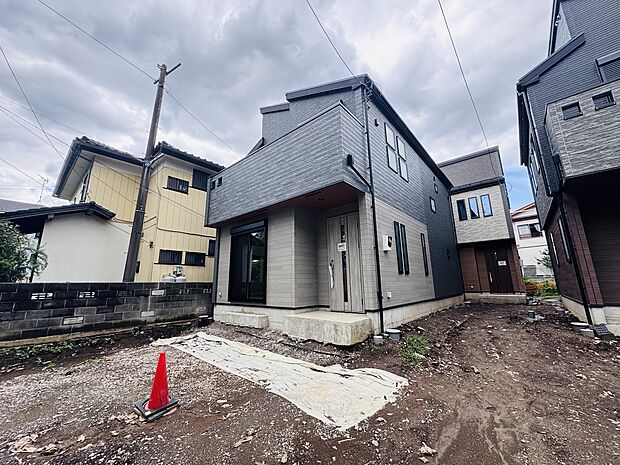 新築の一戸建て外観駐車スペース付きの物件です