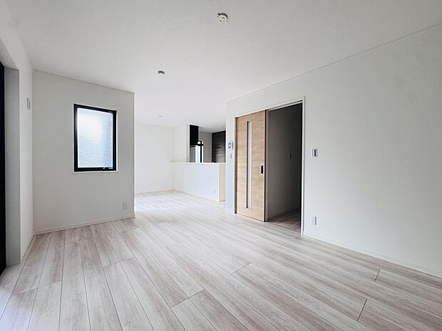 白を基調とした明るいリビングとキッチンの一体空間