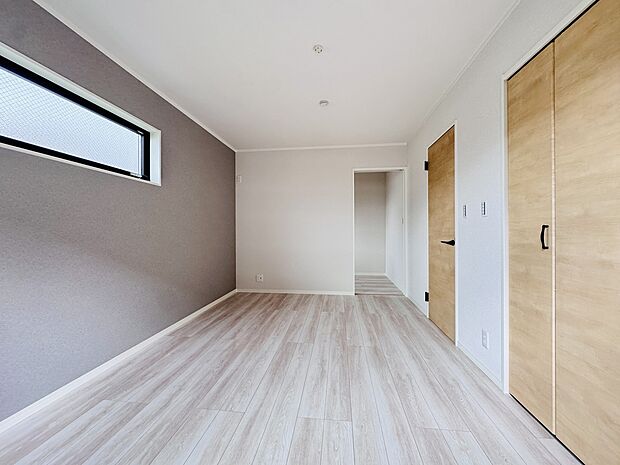 ナチュラルカラーのフローリング洋室、窓から光が入る明るい部屋です