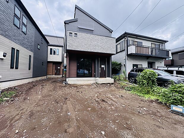 住宅の外観と前面の空き地を撮影した写真です