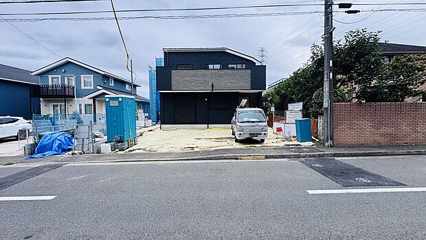 住宅前に駐車スペースがある外観写真です