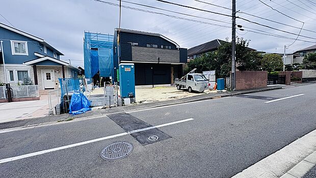 住宅街の道路沿いの外観と周辺環境の様子です