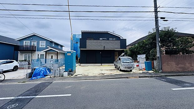 駐車スペース付きの住宅外観前面道路は車通りがある