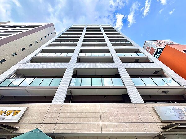 複数階建ての都市型マンションの外観写真です