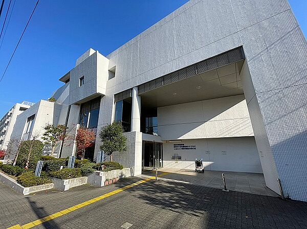 横浜市緑図書館　距離約850m