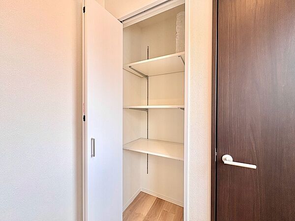 壁面収納棚があるシンプルな収納スペース