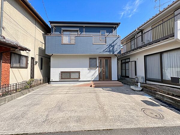 大きな駐車スペースがある2階建て住宅の外観です