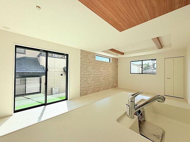 窓のある広々としたリビング