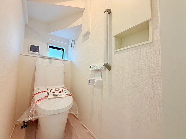温水洗浄便座付きのトイレ