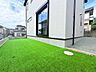 外観：建物脇の人工芝スペースと屋外設備