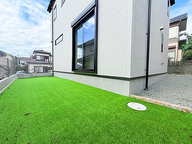 建物脇の人工芝スペースと屋外設備