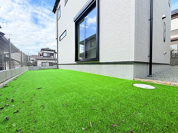 芝生の庭に面した建物外観