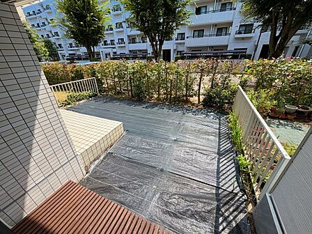 専用庭付きの1階住戸、緑豊かな植栽に囲まれています