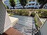 バルコニー：専用庭付きの1階住戸、緑豊かな植栽に囲まれています
