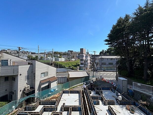 建設中の現場と周辺の街並みを望む景観です